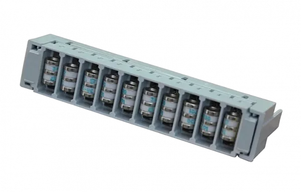 Магазин защиты МЗН (для плинта ПВТ) 10 - пар 2/10, оснащенный 3-х полюсными разрядниками (10шт.) и скобами заземления (2шт.)