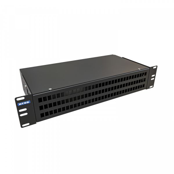 Кросс NTSS оптический 19'' укомплектованный 2U, 64 порта SC/UPC, 50/125 мкм ОМ4 (сплошная панель, сплайс-кассета 2шт, пигтейлы, КДЗС, адаптеры) черный RAL 9005